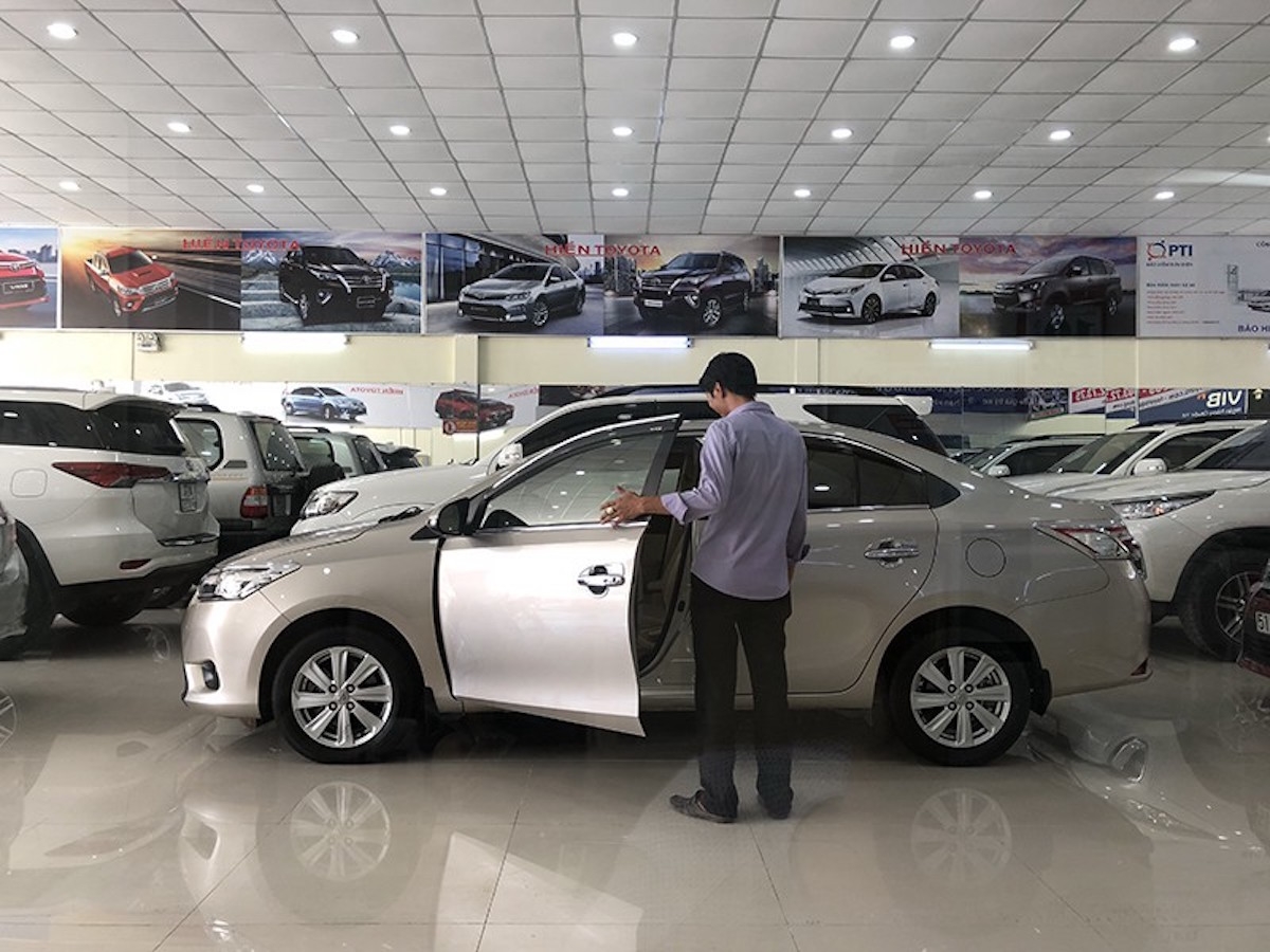 Người dân chờ được giảm 50% phí trước bạ mới mua ô tô (Ảnh: TL)