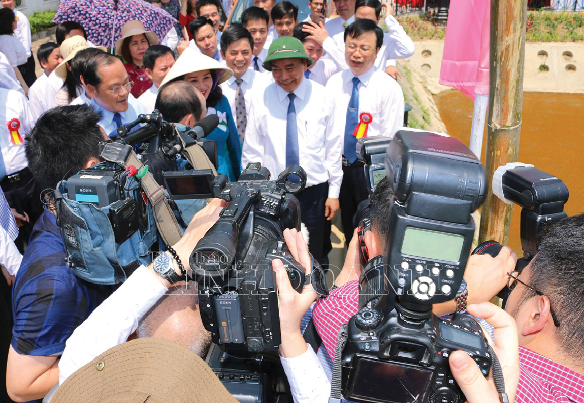 Thủ tướng Chính phủ Nguyễn Xuân Phúc với các cơ quan báo chí tại Lễ khánh thành công trình Hợp tác xã với Bác Hồ tại Nghệ An ngày 16/5/2020