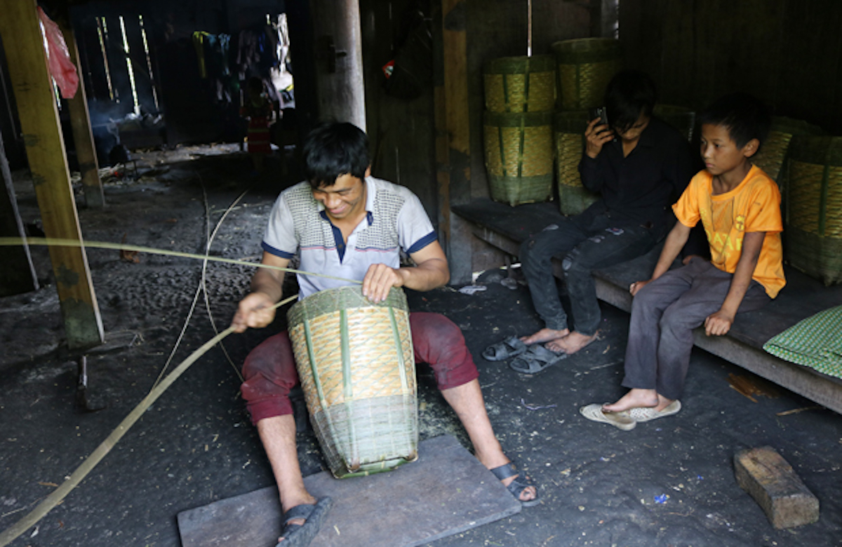 Nghề đan quẩy tấu ở thôn Lùng Hẩu.