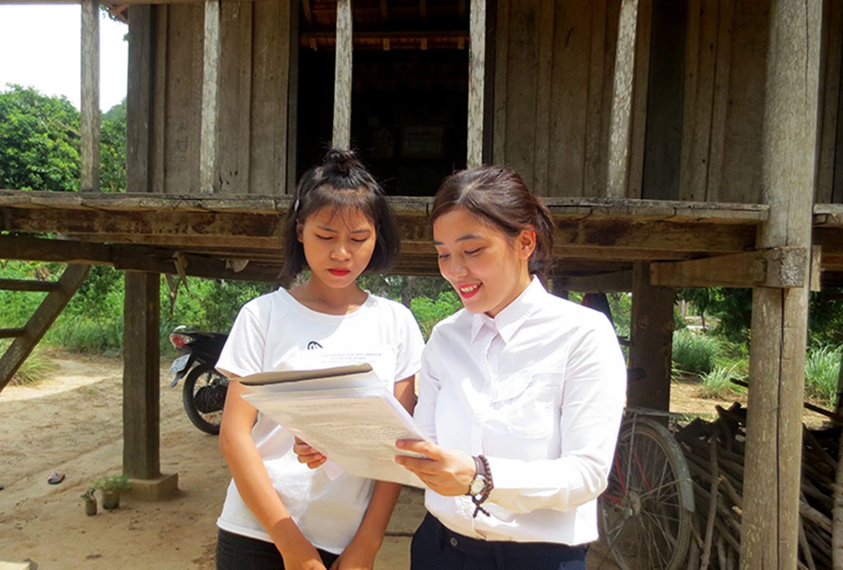 Cán bộ Trường cao đẳng nghề Quảng Bình giới thiệu các lớp học nghề cho em Hồ Thị Say, bản Khe Ngang, xã Trường Xuân, huyện Quảng Ninh.