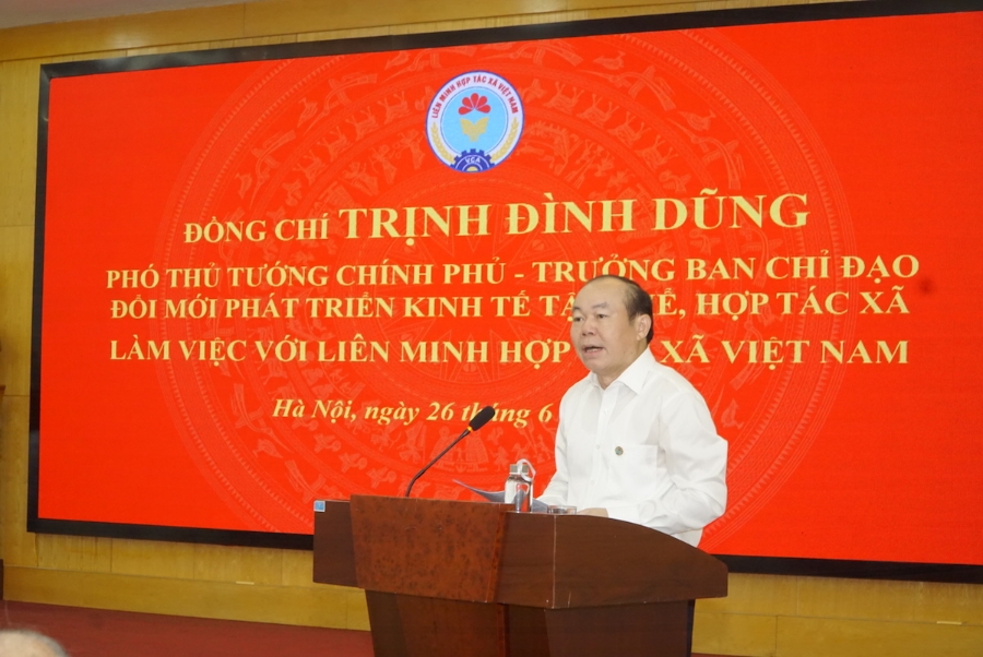 Chủ tịch Liên minh HTX Việt Nam Nguyễn Ngọc Bảo báo cáo tình hình phát triển KTTT, HTX