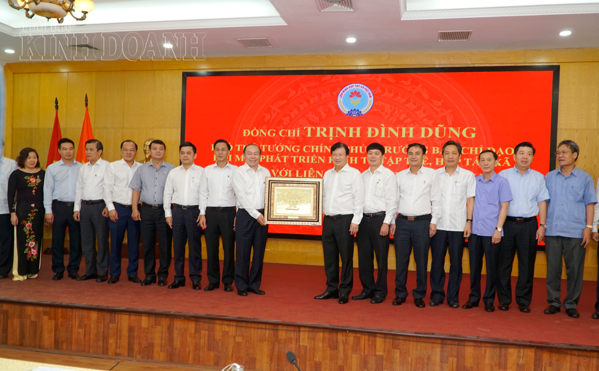 Phó Thủ tướng Chính phủ Trịnh Đình Dũng - Trưởng Ban Chỉ đạo Đổi mới, phát triển kinh tế tập thể, HTX chụp ảnh lưu niệm với Lãnh đạo Liên minh HTX Việt Nam và các Bộ ngành.