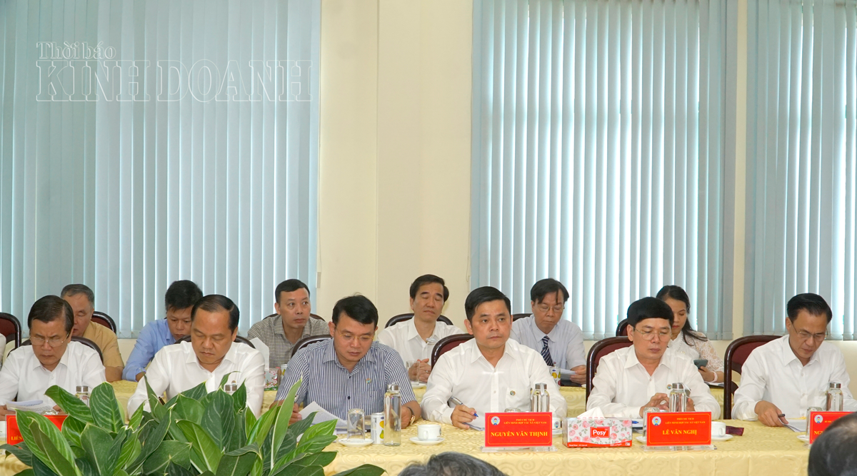 Đại biểu tham dự buổi làm việc của Phó Thủ tướng Chính phủ Trịnh Đình Dũng - Trưởng Ban Chỉ đạo Đổi mới, phát triển kinh tế tập thể, HTX với hệ thống Liên minh HTX Việt Nam ngày 26.6.2020