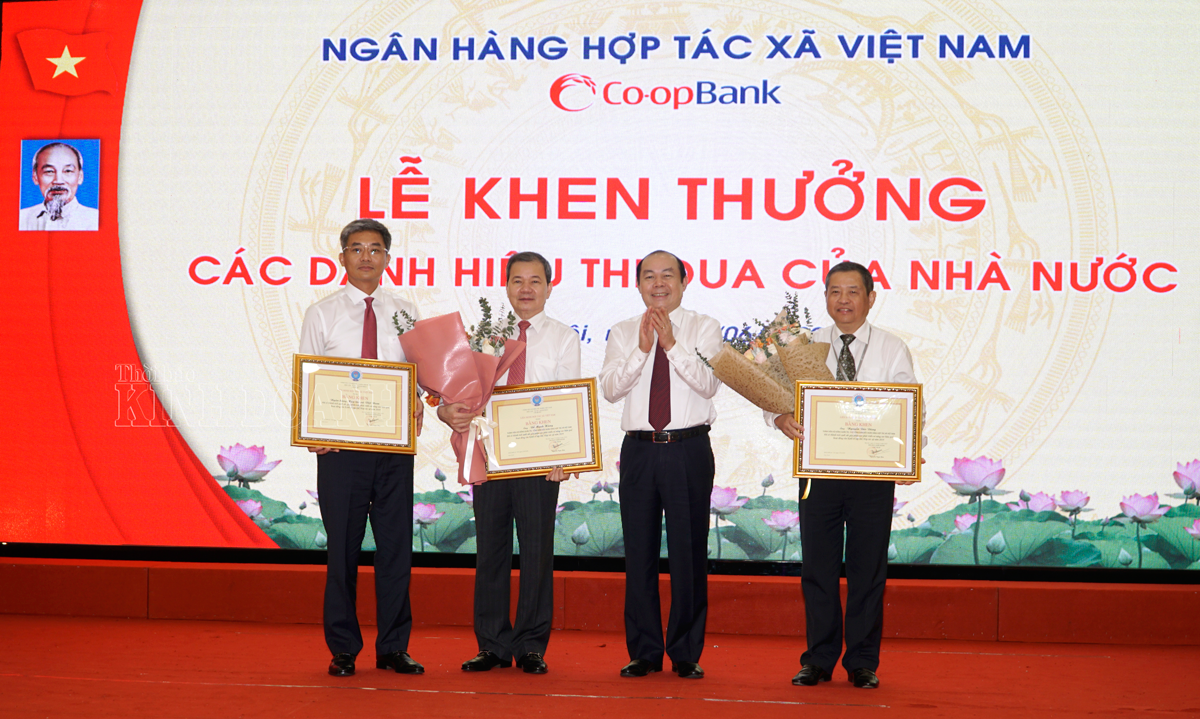 Ông Nguyễn Ngọc Bảo – Bí thư Đảng đoàn, Chủ tịch Liên minh Hợp tác xã Việt Nam trao bằng khen cho Ban lãnh đạo NHHT