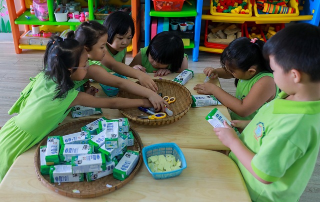 Tiết học thủ công với vỏ sữa