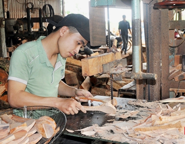 Để có đồ gỗ mỹ nghệ xuất khẩu, HTX Dịch vụ tổng hợp Văn Minh đầu tư dây chuyền sản xuất hiện đại và chú trọng đào tạo tay nghề cho lao động
