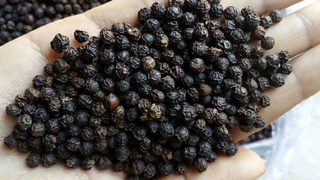 Cung vượt cầu, giá tiêu tuột mốc 50.000đ/kg (Ảnh Internet)