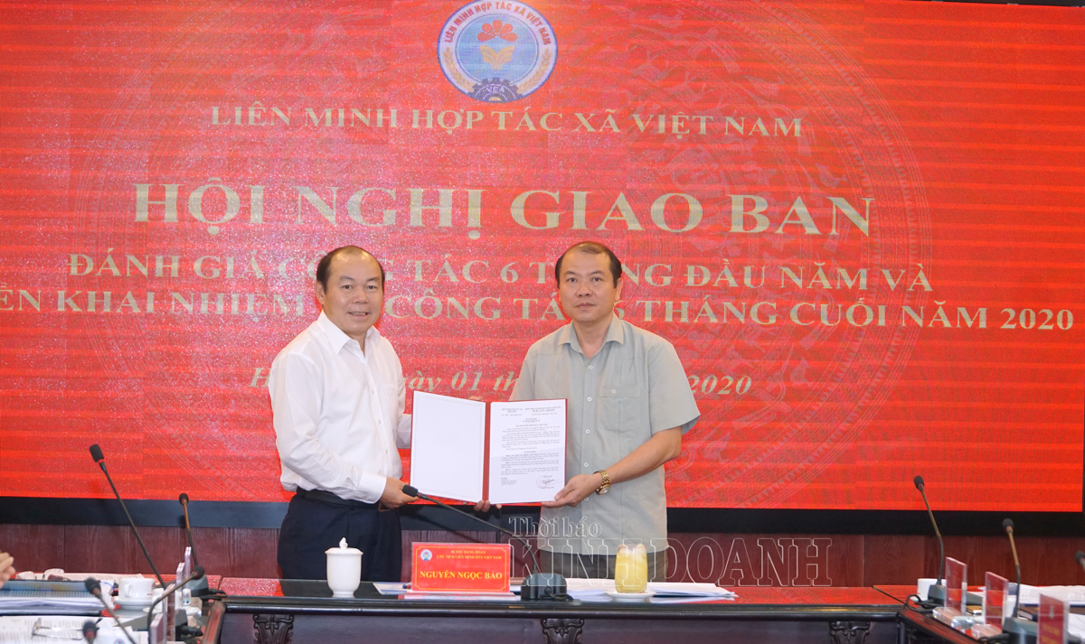 Chủ tịch Nguyễn Ngọc Bảo trao Quyết định bổ nhiệm ông Nguyễn Danh Hùng giữ chức vụ Hiệu trưởng Trường Cao đẳng Kinh tế-Kỹ thuật Trung ương tại Hội nghị giao ban ngày 01.7.2020.