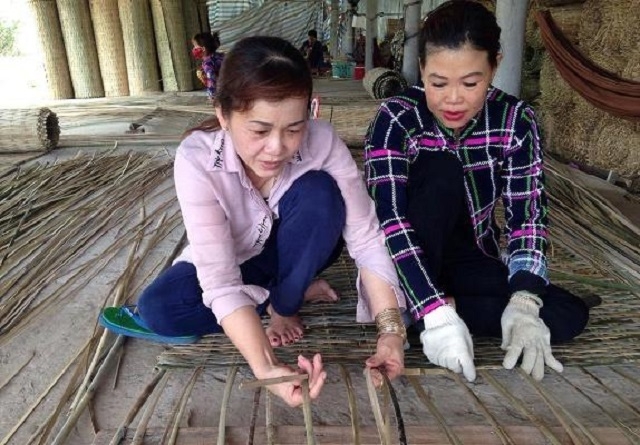 Chị Nguyễn Thị Út là người đầu tiên khởi xướng thành lập THT đan mê bồ tại ấp Lê Giao (Ảnh:Internet)