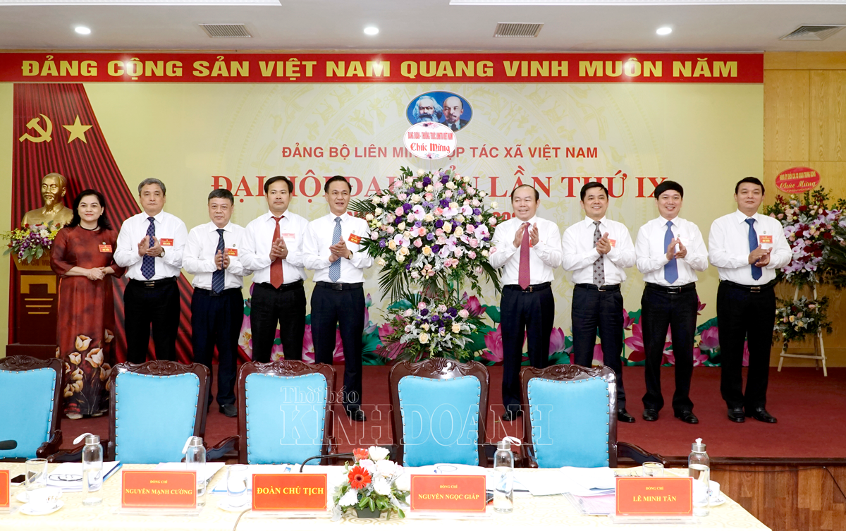 Thường trực Liên minh HTX Việt Nam chụp ảnh cùng đoàn chủ tọa.