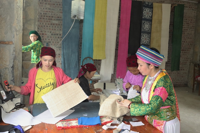 Những phụ nữ ở HTX Sà Phìn A đã vươn lên làm chủ cuộc sống của mình nhờ nghề dệt lanh trắng (Ảnh: TL)