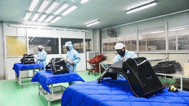 Công đoạn đánh bóng sản phẩm khung ghế ô tô bằng vật liệu composite