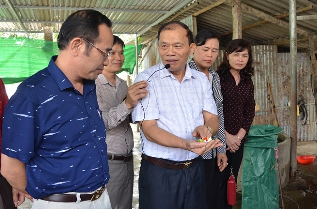 Giám đốc HTX Nguyễn Hữu Hoạch giới thiệu với lãnh đạo Ủy ban Trung ương MTTQ Việt Nam và Ủy ban MTTQ tỉnh về dây chuyền tái chế nhựa (Ảnh: TL)