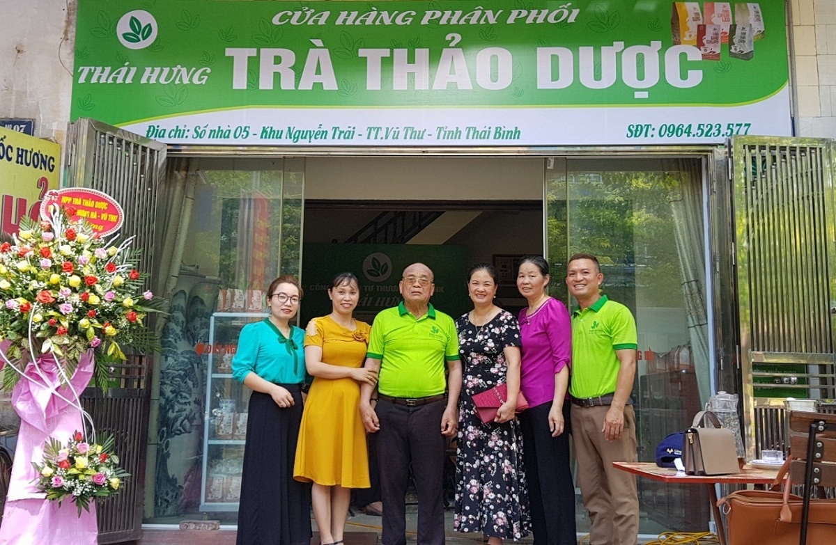 Ông Sâm cùng đại diện Công ty trà Thái Hưng