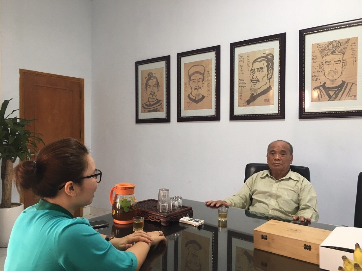 Ông Sâm đang tìm hiểu về sản phẩm tại Công ty trà Thái Hưng