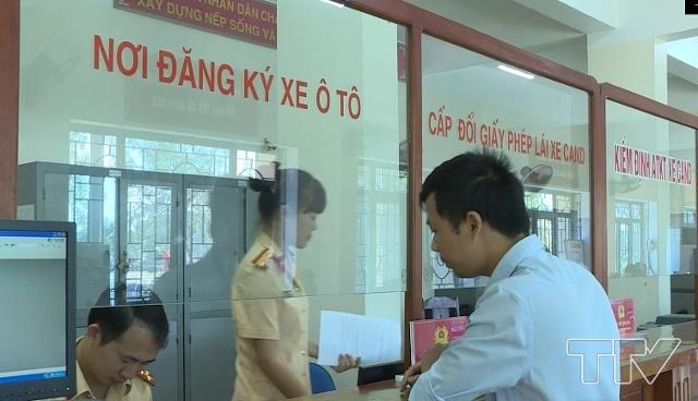 Từ ngày 1/8, người bán xe phải nộp lại biển số và đăng kí xe.