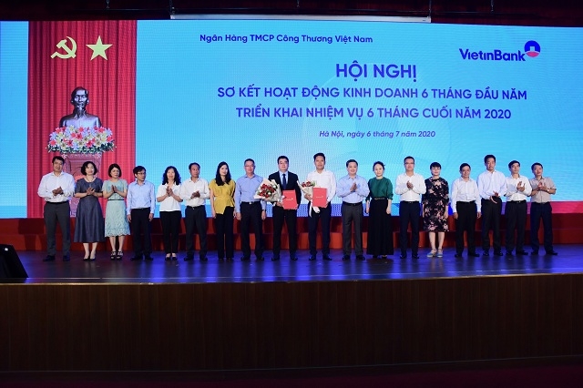 Ban Lãnh đạo VietinBank chúc mừng ông Nguyễn Khoa Đức Anh (thứ 9 từ trái sang) nhận quyết định bổ nhiệm