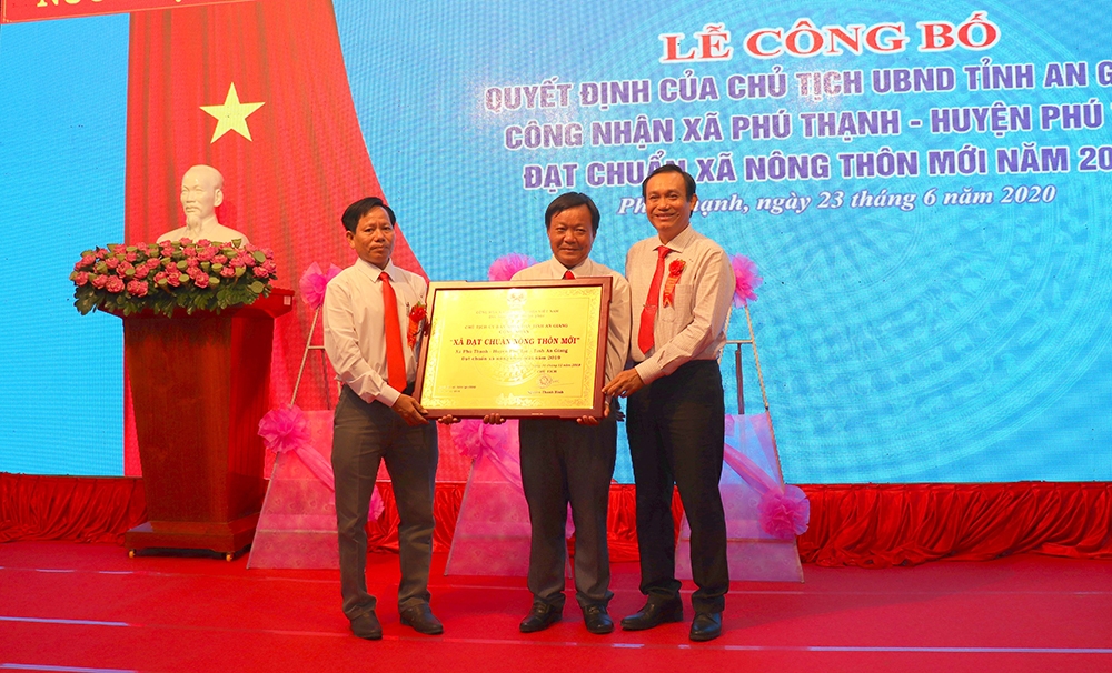 Xã Phú Thạnh nhận bằng công nhận xã đạt chuẩn nông thôn mới (Ảnh: TL)