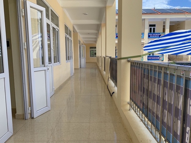 Các sản phẩm cửa và vách kính cao cấp Eurowindow không chỉ góp phần nâng cao tính thẩm mỹ cho công trình, tạo không gian học tập và nghỉ ngơi yên tĩnh, thoải mái cho thầy trò trường Tiểu học Cao Phạ mà còn đảm bảo vững chắc, an toàn trong các giờ vui chơi, không còn nơm nớp nỗi lo thường trực chịu ảnh hưởng từ những trận mưa bão.
