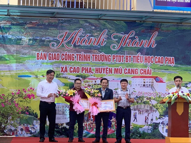 Đại diện Công ty CP Eurowindow đón nhận bằng khen từ lãnh đạo tỉnh Yên Bái và huyện Mù Cang Chải