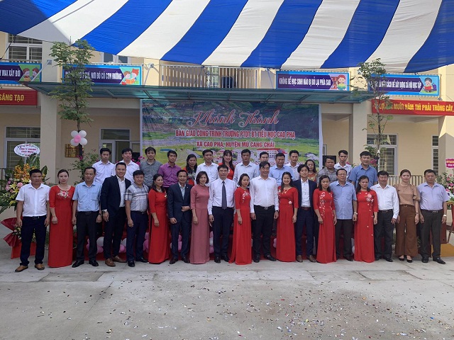 Đại diện Eurowindow chụp ảnh kỷ niệm cùng lãnh đạo tỉnh Yên Bái, lãnh đạo huyện Mù Cang Chải và các thầy cô Trường phổ thông dân tộc bán trú Tiểu học Cao Phạ