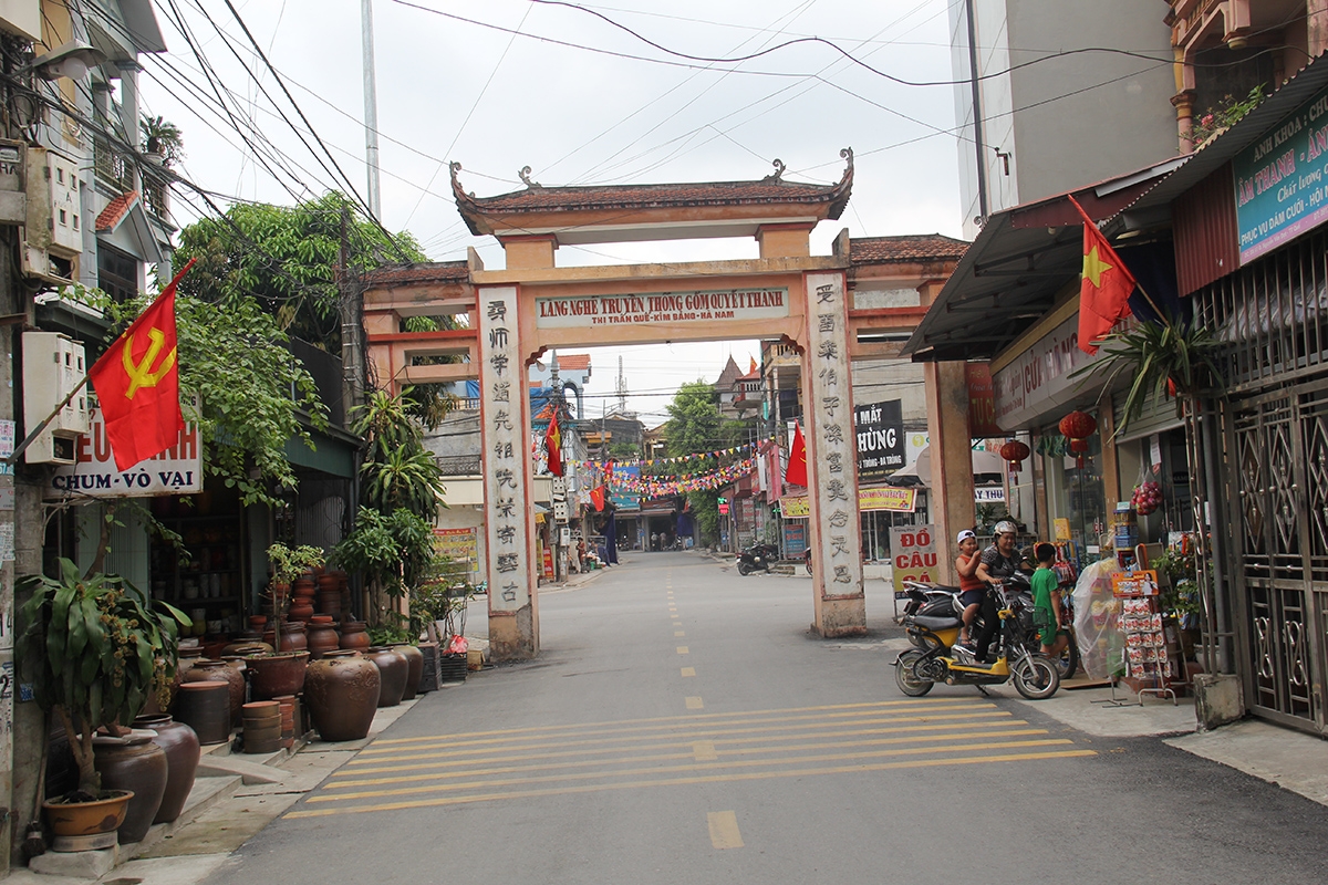 Thiếu liên kết, bao tiêu sản phẩm nên gốm Quyết Thành rất khó tiêu thụ (Ảnh: Phạm Duy)