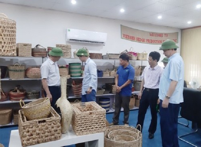 Đoàn thẩm định NTM Trung ương tại cơ sở sản xuất TTCN xã Nga An, huyện Nga Sơn.