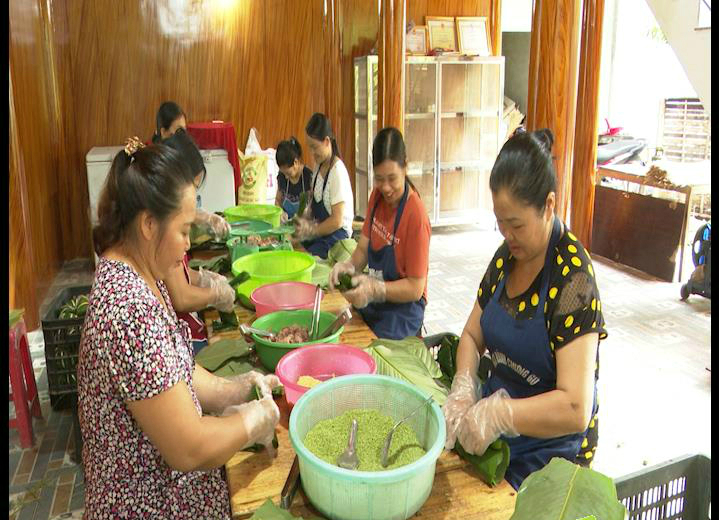 Các thành viên HTX gói bánh chưng gù (Ảnh: TL)