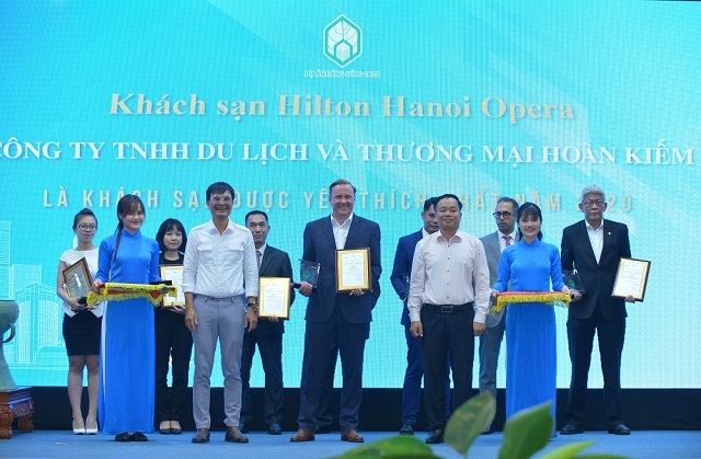 Đại diện Khách sạn Hilton Hà Nội Opera nhận chứng nhận “Khách sạn được yêu thích nhất”