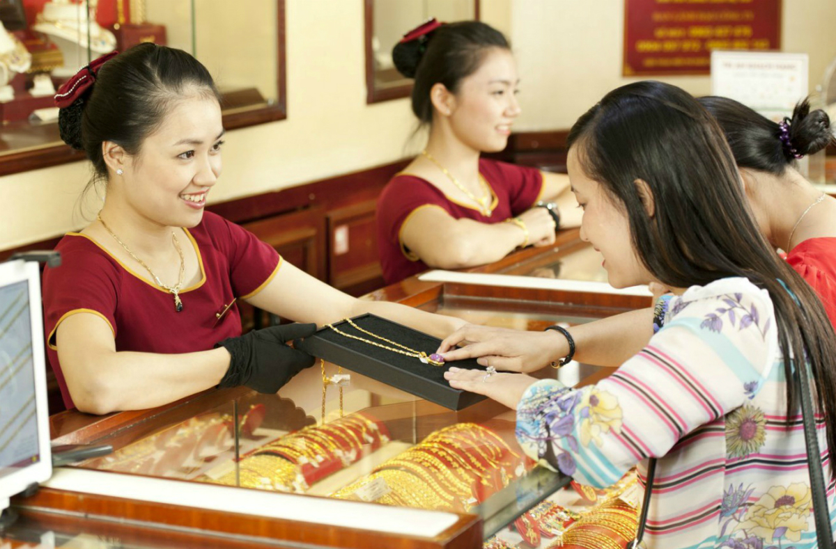 Tại Bảo Tín Minh Châu trong phiên giao dịch sáng ngày 10.7 lượng khách mua vào và lượng khách bán ra có tỉ lệ 55% và 45%