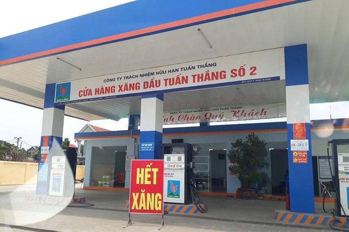 Thời gian qua xuất hiện tình trạng một số cửa hàng treo biển hết xăng (Ảnh: Internet)