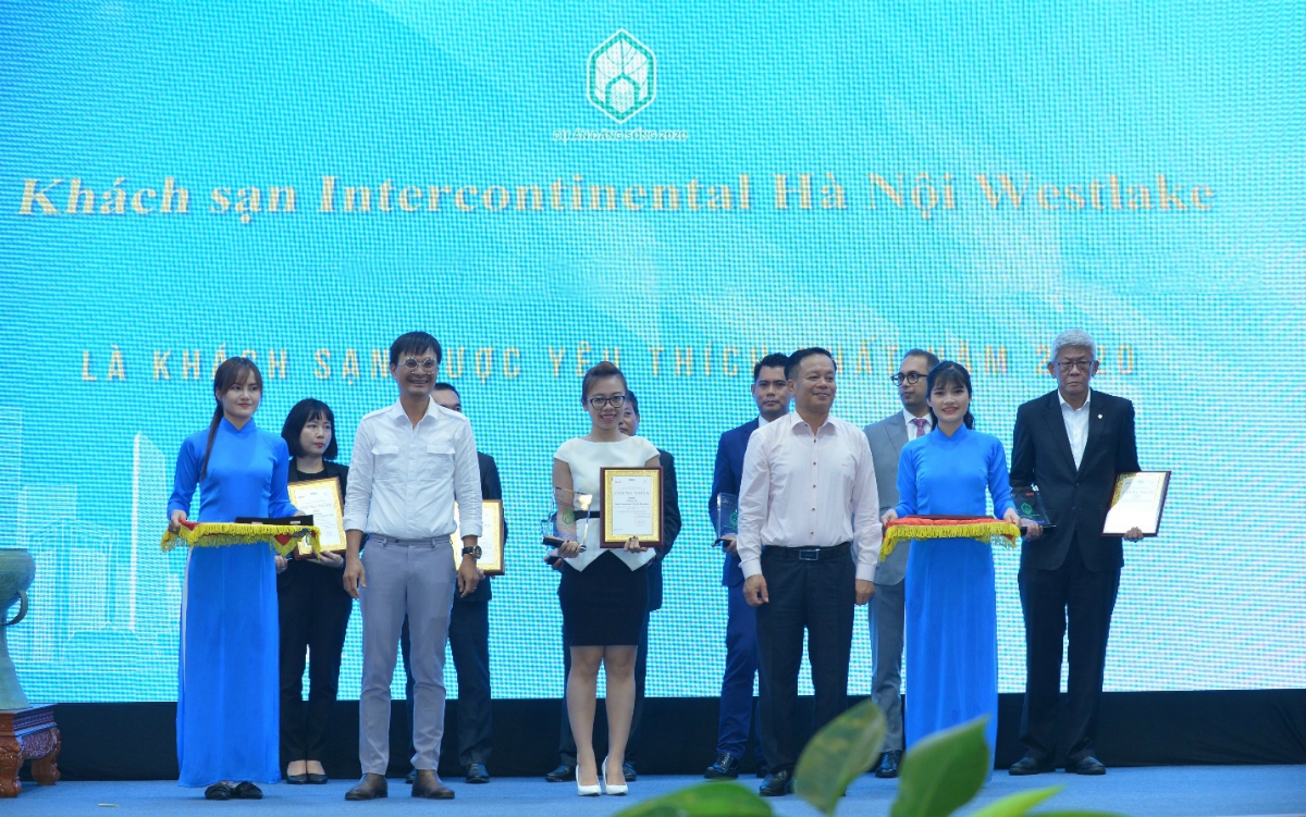 Đại diện Khách sạn InterContinental Hà Nội Westlake nhận chứng nhận “Khách sạn được yêu thích nhất”