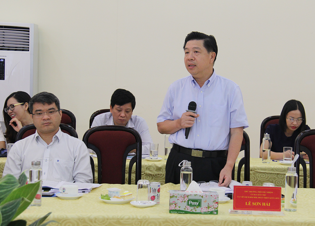 Ông Lê Sơn Hải, Thứ trưởng – Phó Chủ nhiệm Uỷ ban Dân tộc đánh giá cao công tác phối hợp giữa Liên minh HTX Việt Nam với Uỷ ban Dân tộc thời gian qua, đồng thời mong muốn hai cơ quan sẽ phối hợp chặt chẽ hơn nữa trong thời gian tới nhằm thúc đẩy phát triển KTTT, HTX (Ảnh: Phạm Duy)