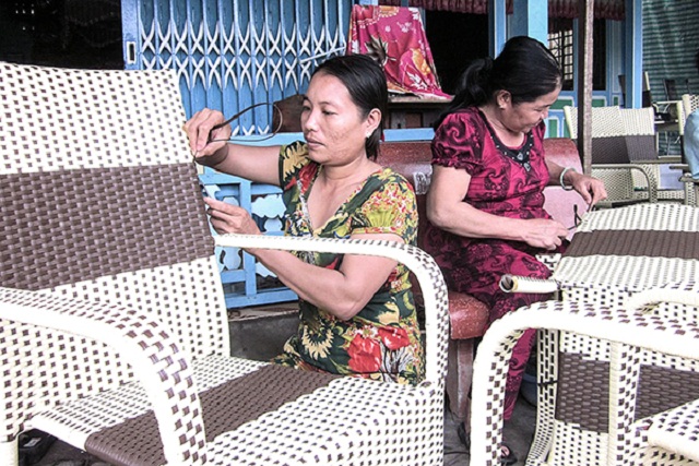 Những sản phẩm từ đan dây nhựa đã giúp cuộc sống của nhiều chị em xã Thới Hưng ổn định (Ảnh: TL)