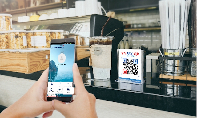 Khách hàng thanh toán bằng mã QR của VNPAY-QR trên ứng dụng Viet Capital Mobile Banking.