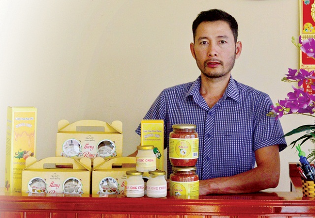 Giám đốc Trần Xuân Phong giới thiệu các sản phẩm của HTX