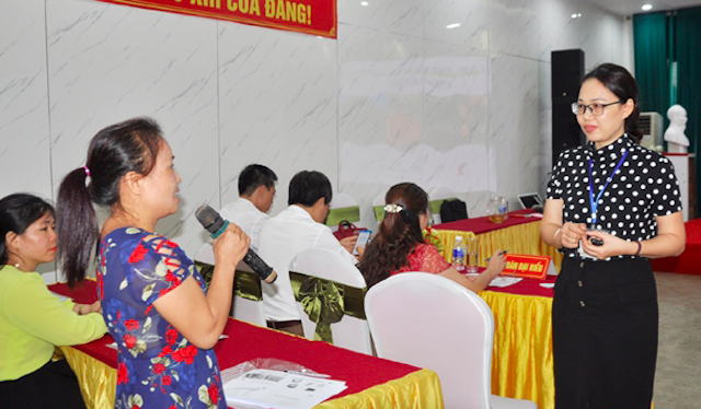 Đại diện một HTX chia sẻ những khó khăn do ảnh hưởng của dịch COVID-19 với giảng viên.