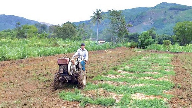 Nông dân xã Ba Động đưa cơ giới vào sản xuất nông nghiệp (Ảnh: TL)