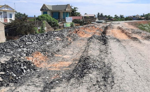 Đê sụt lún vì xe quá tải chạy qua.