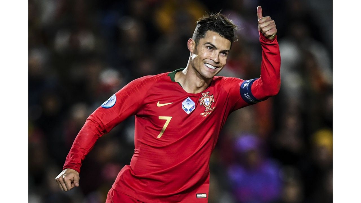 4. CRISTIANO RONALDO Theo Forbes, tiền đạo của Juventus, đội bóng thành Turin, đã bỏ túi 105 triệu đô la, trở thành cầu thủ bóng đá đầu tiên kiếm được 1 tỷ đô la trong sự nghiệp. AFP