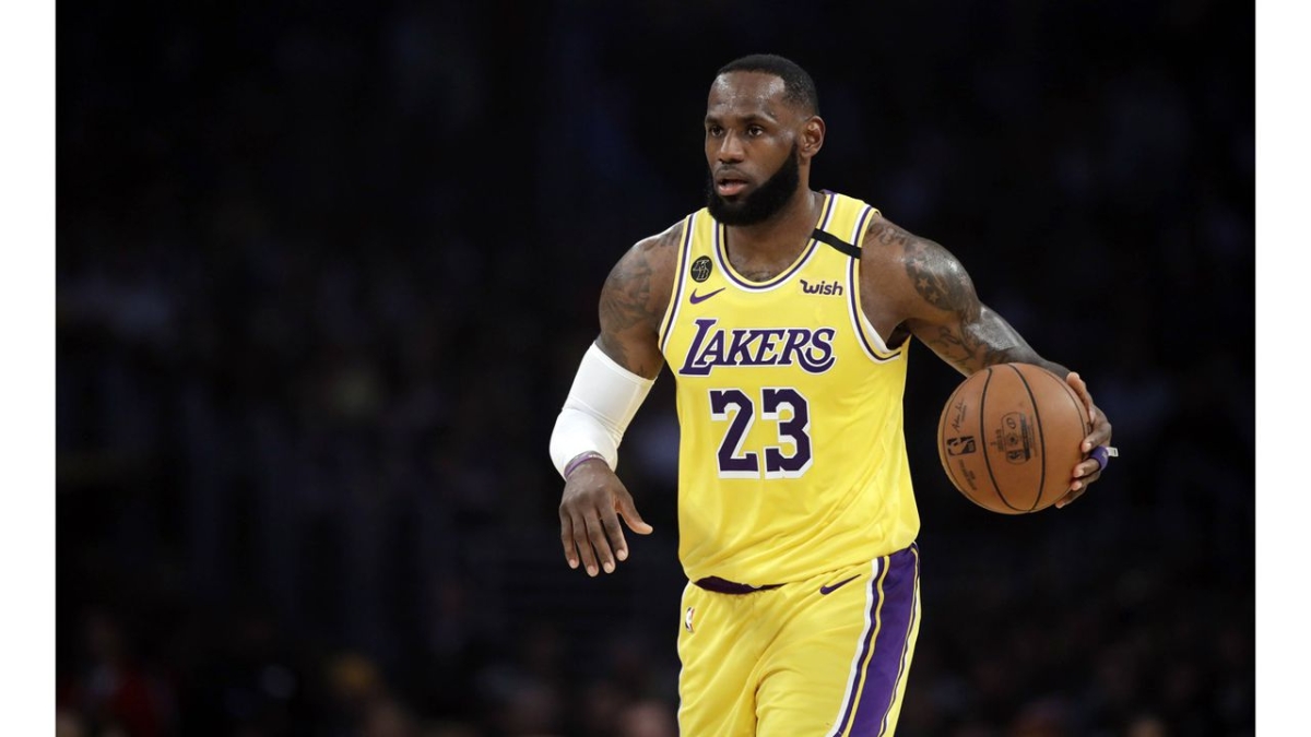 9. JAMES LEBRON Cầu thủ đang chơi cho đội Lakers có doanh thu 88,2 triệu đô la. Siêu sao bóng rổ này được trả lương cao nhất trong năm nay. AP