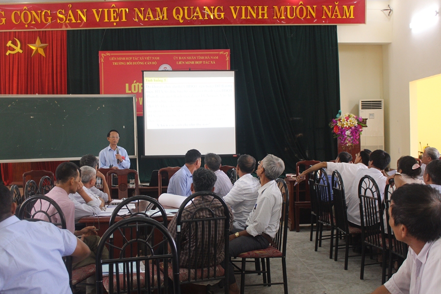 Giảng viên Trường Bồi dưỡng cán bộ (Liên minh HTX Việt Nam) đang trao đổi kiến thức cho các học viên là cán bộ kiểm soát các HTX ở Hà Nam