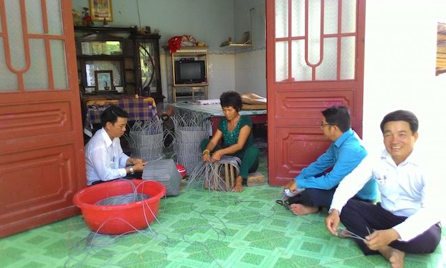 Nghề đan nhựa mang lại thêm thu nhập cho lao động nhàn rỗi ở huyện Tân Thạnh