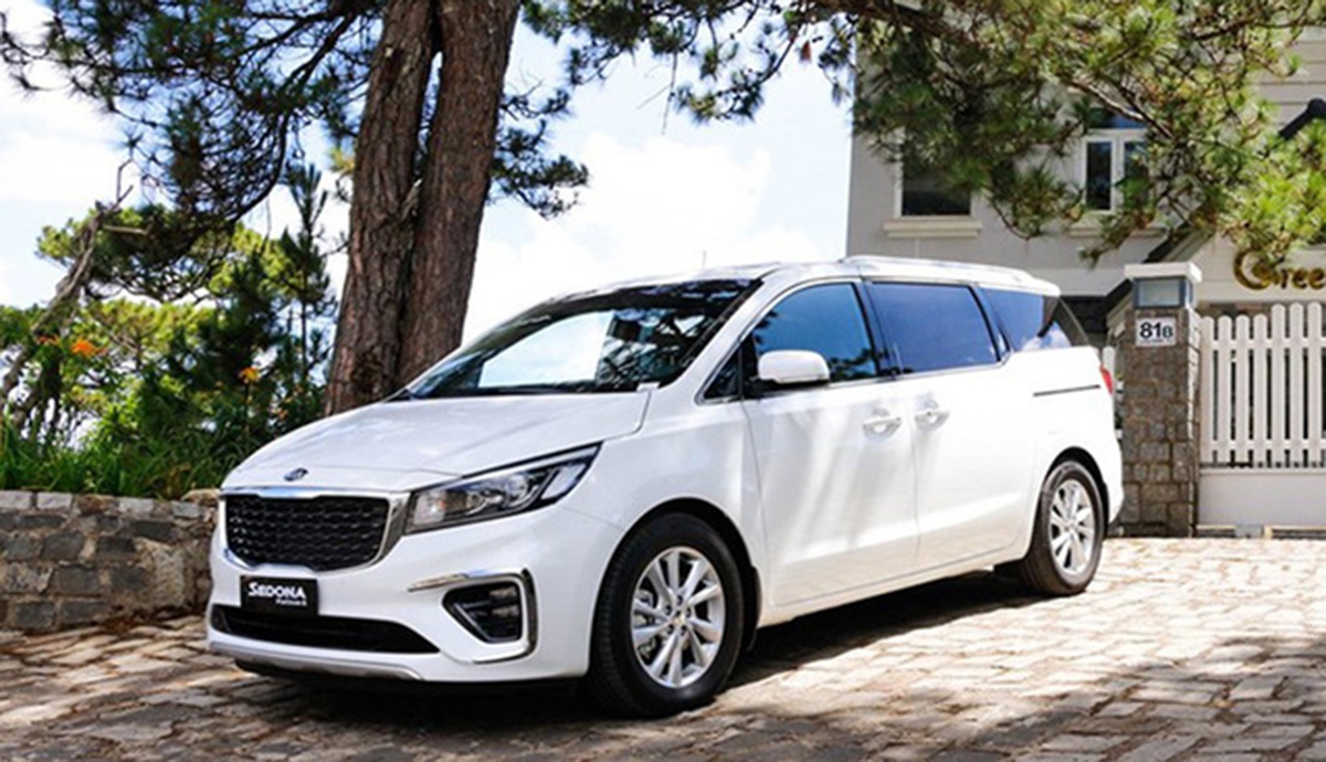 Kia Kia Sedona 2.2L DAT giảm 60 triệu đồng, kéo giá xe từ 1,099 tỷ đồng xuống còn 1,039 tỷ đồng. Hai mẫu xe Kia Cerato và Soluto cũng đồng loạt được giảm 30 triệu đồng.