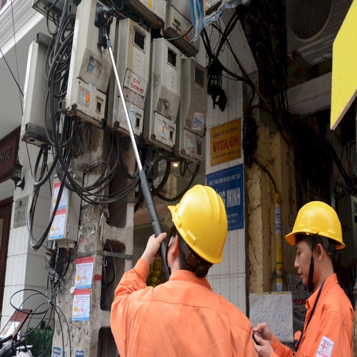 Công nhân điện lực đang ghi chỉ số công tơ (Ảnh: TL)