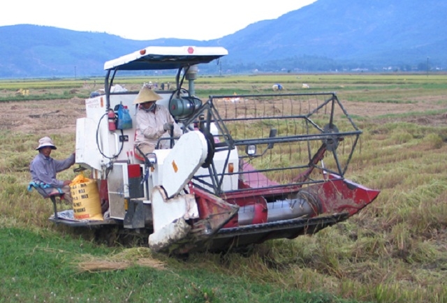 Nông dân Nghĩa Hành đưa cơ giới hóa vào đồng ruộng (Ảnh: TL)