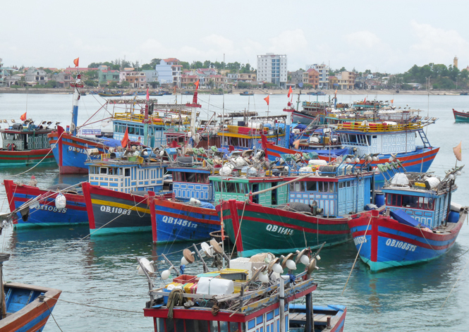 Chuẩn bị kỹ lưỡng để tàu thuyền ra khơi đánh bắt hải sản đảm bảo an toàn (Ảnh:TL)