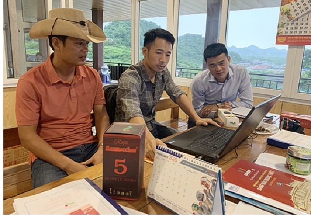 Giám đốc Mai Đức Thịnh (áo hồng) cùng đơn vị tư vấn thiết kế bao bì cho sản phẩm rượu mận Mộc Châu