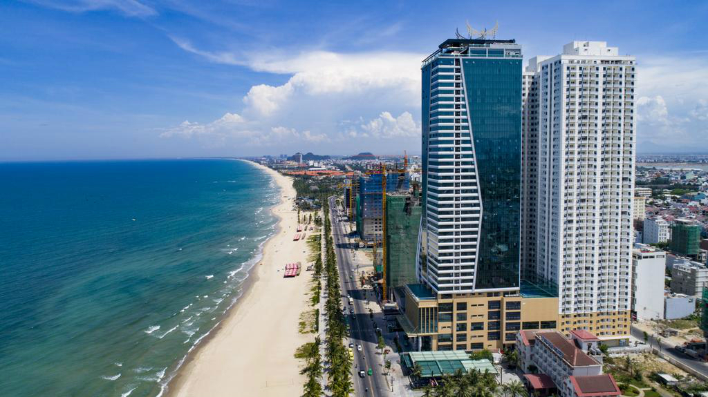 Trong khi các đường bay thương mại quốc tế chưa được nối tới Việt Nam, khách du lịch nội địa giúp các khu nghỉ dưỡng lấp đầy công suất