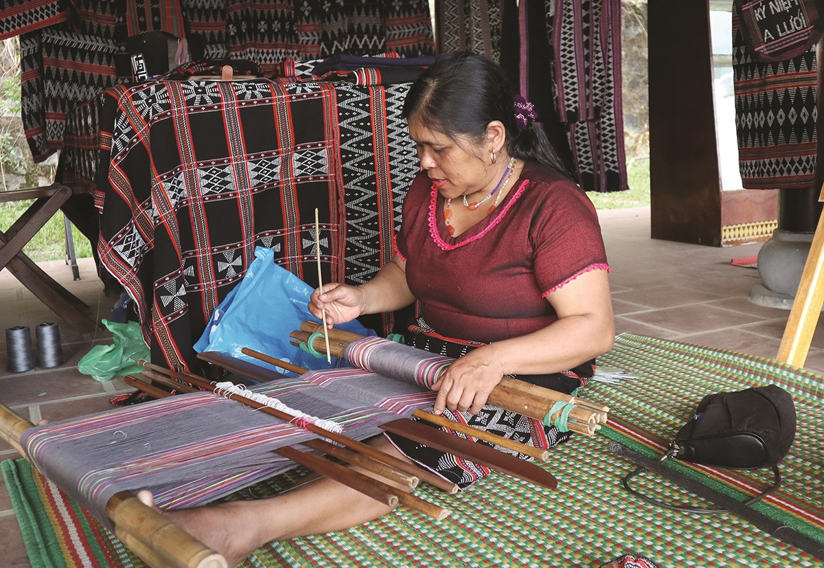Có việc làm và thu nhập ổn định, các lao động nữ còn góp phần tuyên truyền trong công tác bảo vệ rừng (Ảnh:TL)